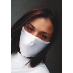 Бяла трипластова  маска за лице с моден дизайн