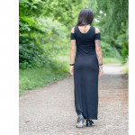 Дълга дамска рокля с щампа и голо рамо в черен цвят