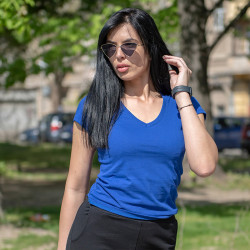 Едноцветна дамска тениска с бод деколте в син цвят