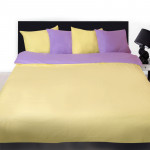 Комплект от двулицево спално бельо в жълто и светло лилаво с подарък