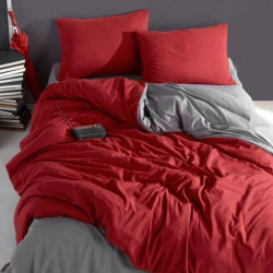 Комплект от двулицево спално бельо в сиво и червено с подарък
